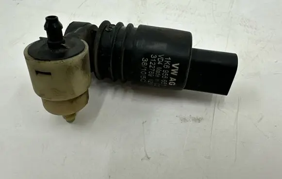 Volkswagen Touareg II Windscreen/windshield washer pump 1K6955651