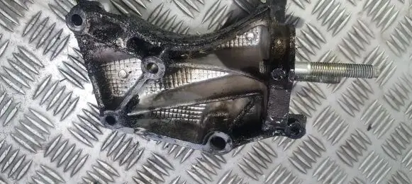 Peugeot 406 Engine mounting bracket