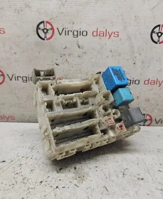 Toyota Yaris Fuse module 8273052700 6B111978 9621