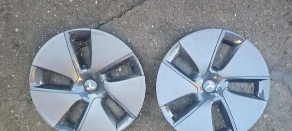 Tesla Model 3 R18 wheel hub/cap/trim 104427100A