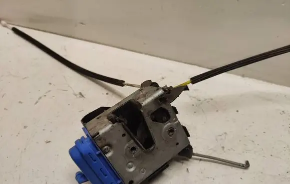 Audi A4 S4 B5 8D Rear door lock 8D0839015A