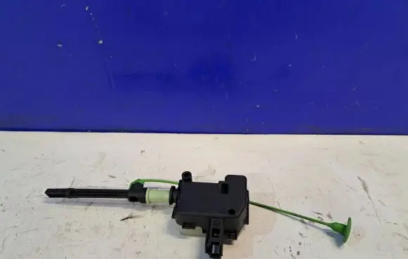 Volvo S80 Fuel cap release pull handle 86113136 31299107
