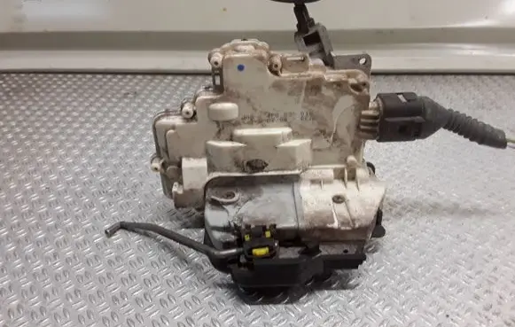 Audi A6 S6 C6 4F Rear door lock 4F0839016
