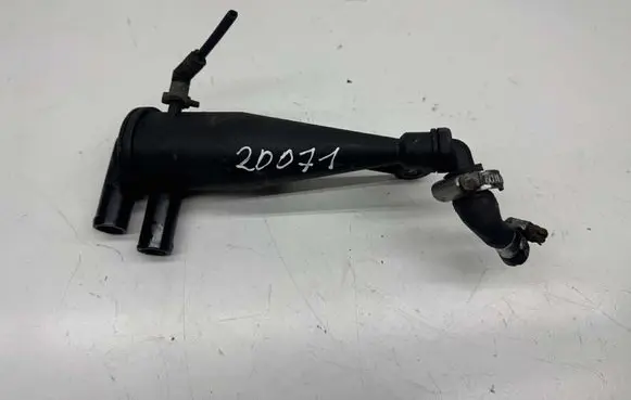 Audi 100 S4 C4 Breather/breather pipe/hose 046103495A
