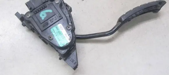 Accelerator throttle pedal