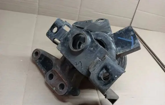 Suzuki SX4 S-Cross Engine mount bracket