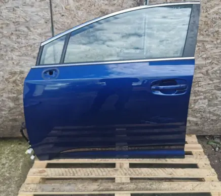 Toyota Avensis T270 Front door