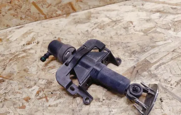 Maserati Quattroporte Headlight washer spray nozzle 20360911