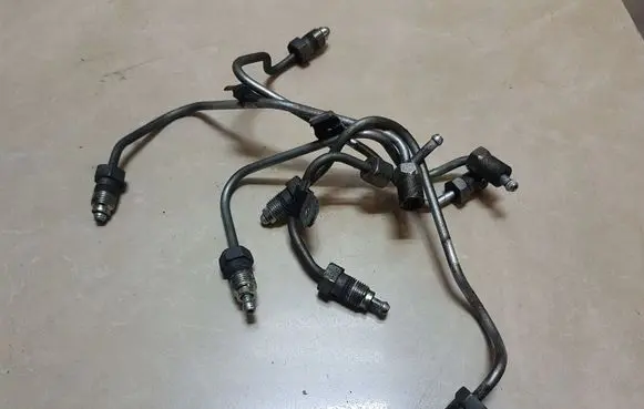 Toyota Avensis T220 Fuel injector supply line/pipe 