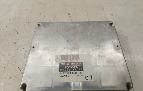 Toyota Avensis T250 Engine control unit/module 8966105C70 MB1758008681