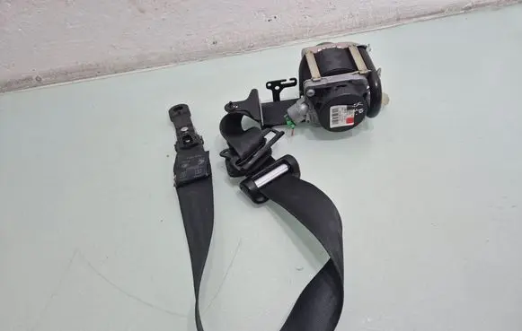 Volvo S60 Front seatbelt P39818841