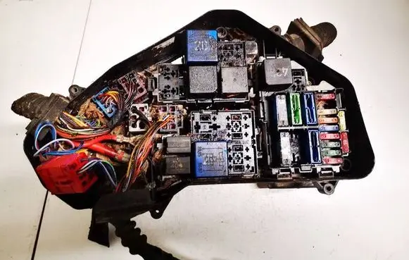 Volkswagen Touareg I Fuse box set 7l0937559