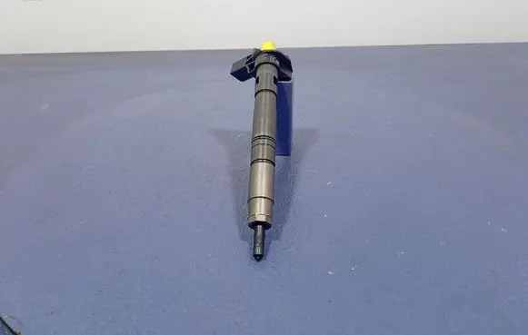 Volkswagen PASSAT B6 Fuel injector 03L130277