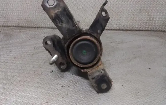 Toyota Yaris Engine mount bracket