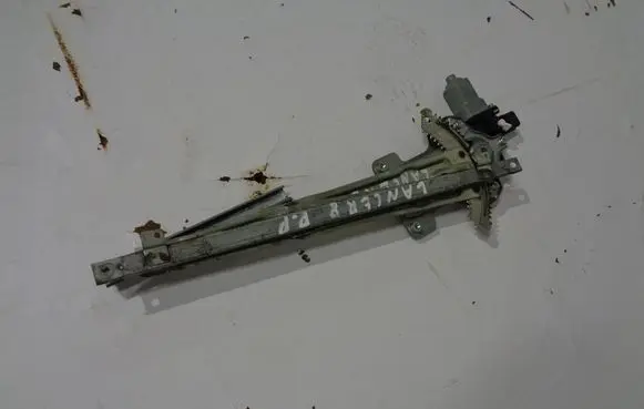 Mitsubishi Lancer VIII Front door window regulator with motor