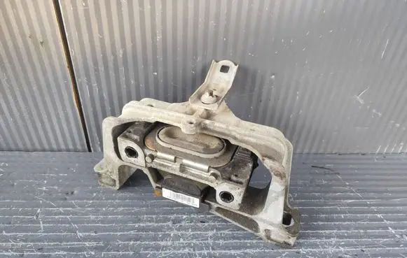 Mercedes-Benz CLA C117 X117 W117 Engine mount bracket A2462402617 0005586735