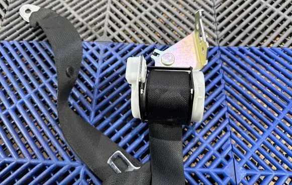 Toyota Auris E180 Middle seatbelt (rear) G0659