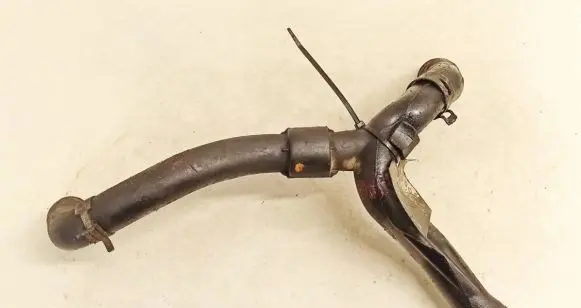 Volkswagen PASSAT B5 Engine coolant pipe/hose