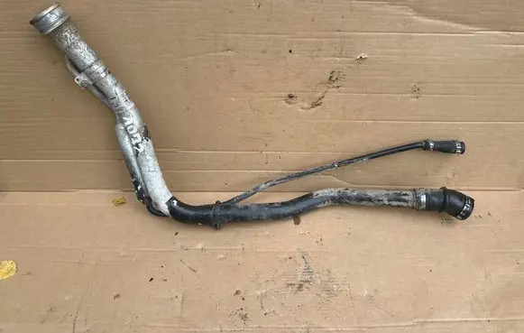 Volvo XC70 Fuel tank filler neck pipe 8624705 T5017426