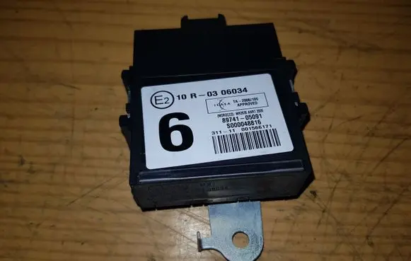 Toyota Avensis T270 Door central lock control unit/module 8974105091