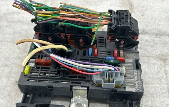 Peugeot 308 Fuse module 9664706280