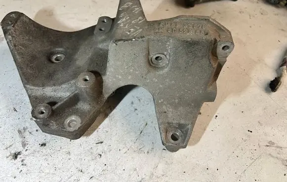 Opel Vectra B Power steering pump mounting bracket 90528880