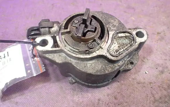 Mazda 3 I Vacuum pump