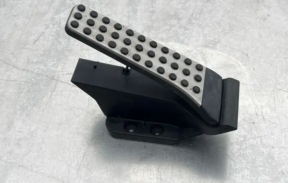 Accelerator throttle pedal