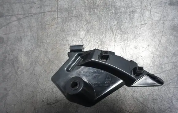 Tesla Model X Fender mounting bracket 1047093-00-H