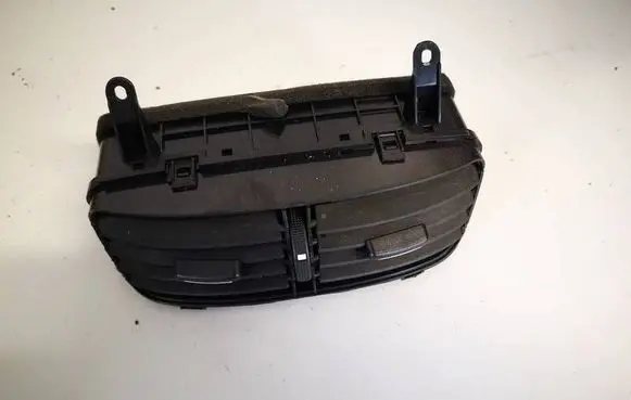 KIA Carens II Dash center air vent grill 974751d000 97475-1d000