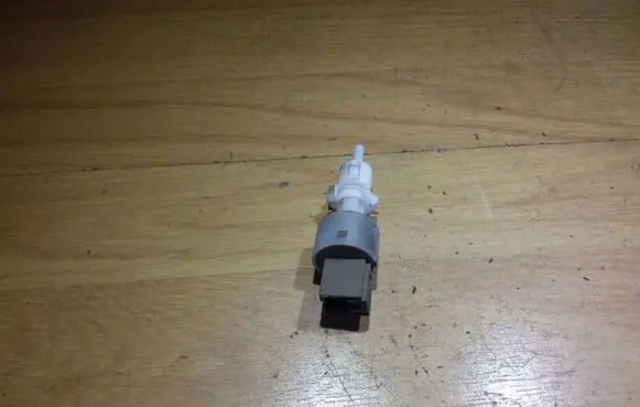 Iveco Daily 30.8 - 9 Brake pedal sensor switch B3653193