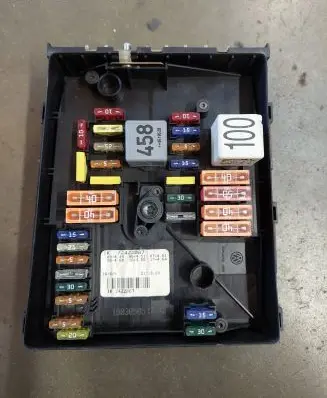 Volkswagen Jetta V Fuse module 1B030505 2422087