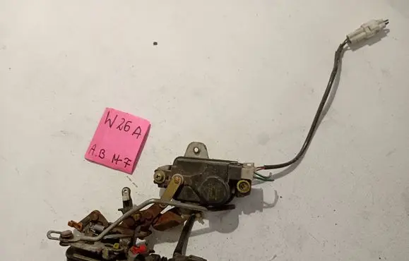 Mazda MPV II LW Front door lock 1212123