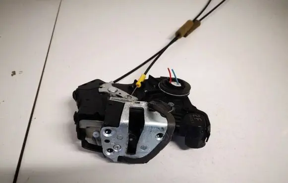 Toyota Corolla E140 E150 Front door lock 7040323