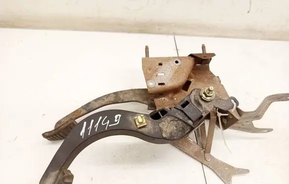 Ford Mondeo Mk III Clutch pedal 1S717520