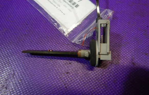 Volkswagen PASSAT B6 Coolant temperature sensor 4B0820539