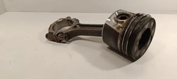 Nissan Navara D40 Piston with connecting rod