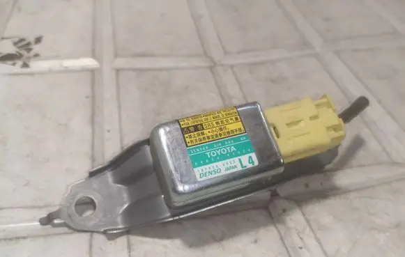 Toyota Prius (XW20) Airbag deployment crash/impact sensor 1879000922 8983447020