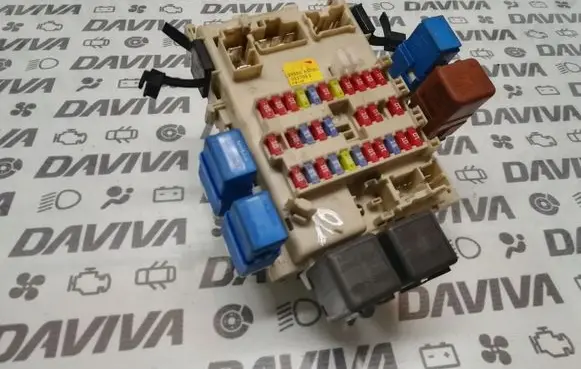 Nissan Primera Fuse module 24350AV700 11703