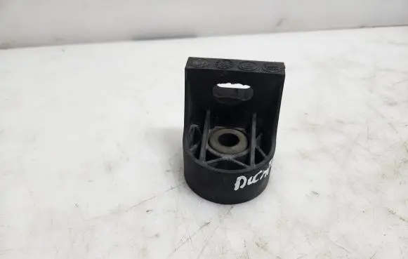 Radiator mount bracket