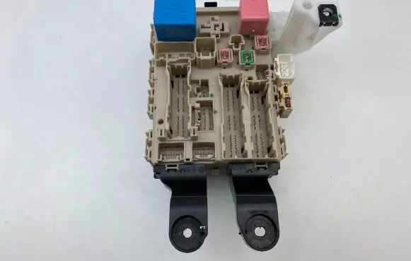 Toyota Avensis T270 Fuse module 8273005d20 391414b07