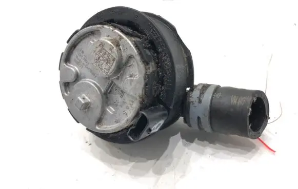 Oil filter mounting bracket