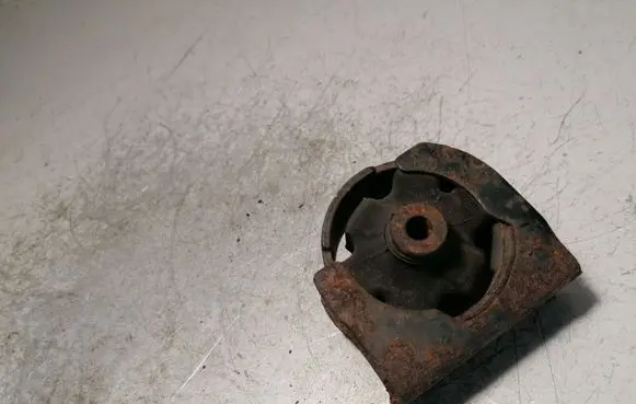 Engine mount bracket