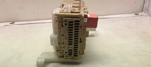 Toyota Prius (XW20) Fuse module 480416E18 8273005J90