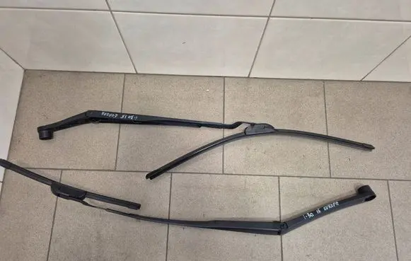 Hyundai i30 Front wiper blade arm 