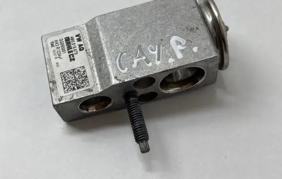 Porsche Cayenne (9Y0 9Y3) Air conditioning (A/C) expansion valve 4M0816679 52432790