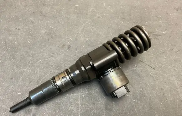 Volkswagen Golf V Fuel injector 03G130073B 0414720403