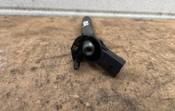 Mercedes-Benz E W211 Fuel injector A6420701387 070813 0445115