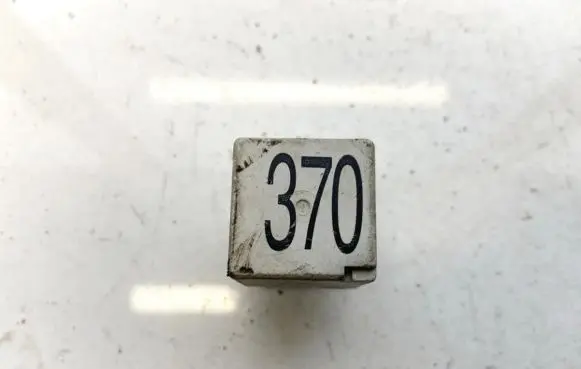 Volkswagen PASSAT B5.5 Other relay 8d0951253
