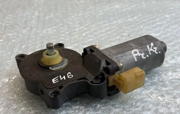 BMW 3 E46 Front door window regulator motor 8362063 83620630 67628362063